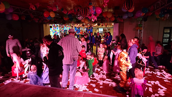 Kinderfasching mit DJ Kinderfasching im Schützenhaus in Hanstedt mit tanzenden Kindern
