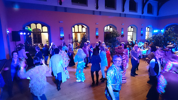 Halli Galli Party von Service Plus Halli Galli Party von Service Plus in Lüneburg mit tanzenden Gästen
