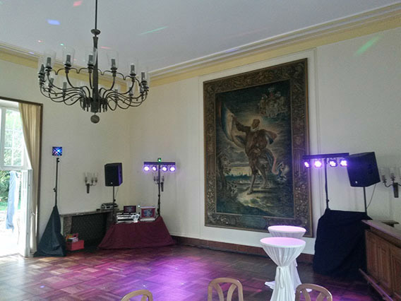 DJ Aufbau und Licht DJ Aufbau mit professioneller Ton- und Lichttechnik für eine Feier