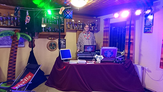 DJ Marco Mitteldorf am DJ-Pult DJ Marco Mitteldorf am DJ-Pult bei einer Weihnachtsfeier