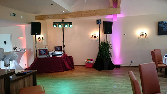 DJ Aufbau bei einer Veranstaltung DJ Aufbau mit professioneller Ton- und Lichttechnik in Lüneburg