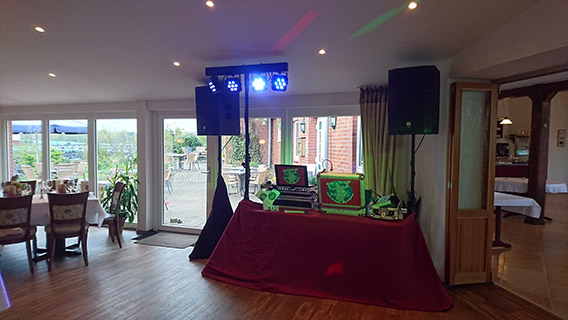 DJ Aufbau bei einer Feier DJ Aufbau mit professioneller Ton- und Lichttechnik bei einer Feier