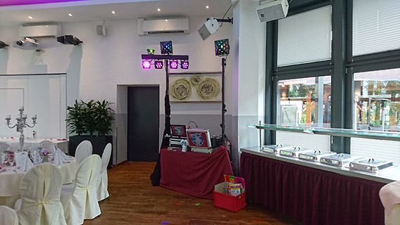 DJ Aufbau bei einer Veranstaltung DJ Aufbau mit professioneller Ton- und Lichttechnik bei einer Veranstaltung