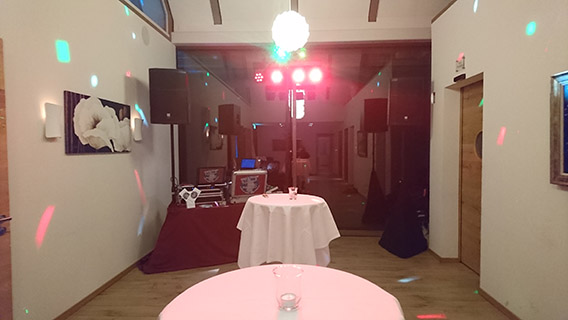 DJ Aufbau und Veranstaltungstechnik DJ Aufbau mit professioneller Ton- und Lichttechnik bei einer Feier