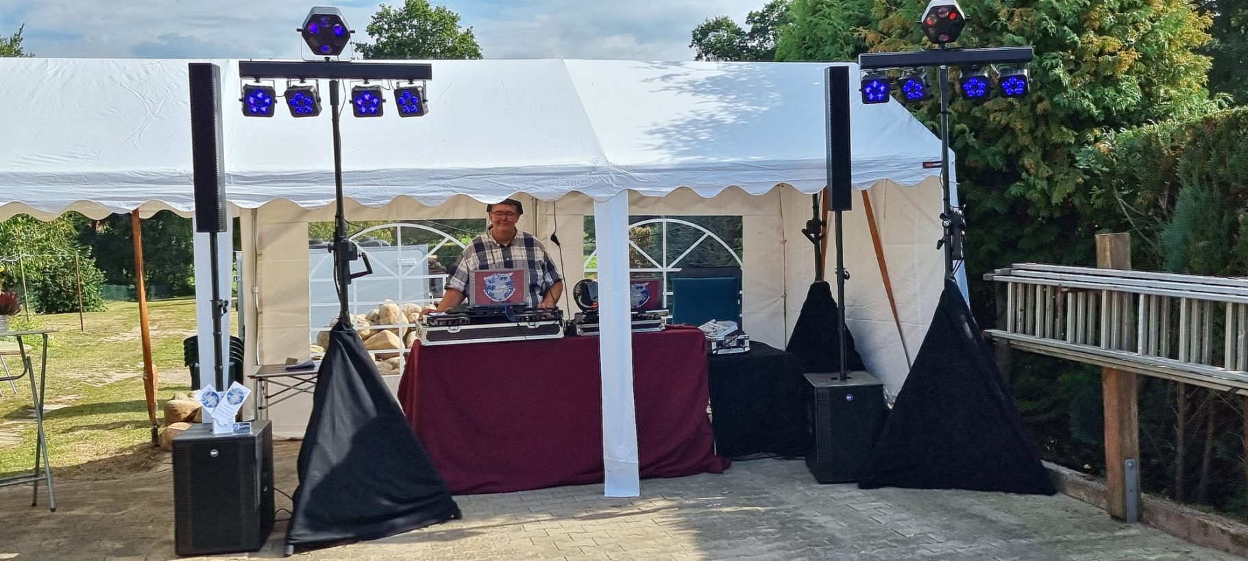 DJ Marco Mitteldorf unter freiem Himmel DJ Marco Mitteldorf mit professioneller DJ-Anlage bei einer Veranstaltung im Freien
