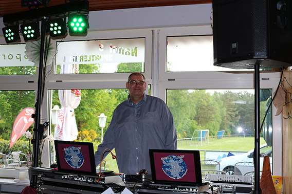 DJ Marco Mitteldorf am DJ-Pult DJ Marco Mitteldorf bei einer Veranstaltung am DJ-Pult