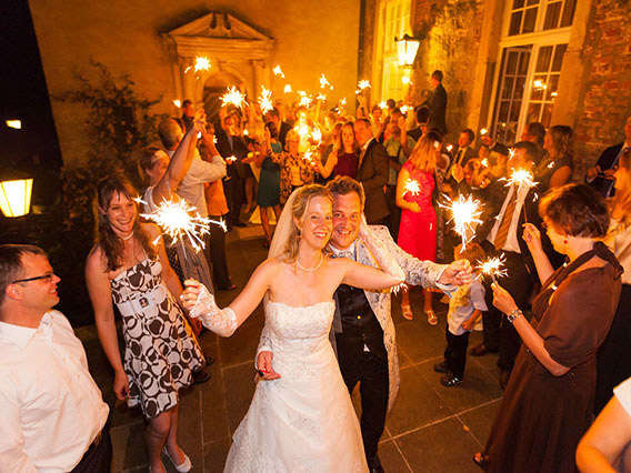 Hochzeit mit Wunderkerzen Brautpaar und Gäste feiern gemeinsam mit Wunderkerzen