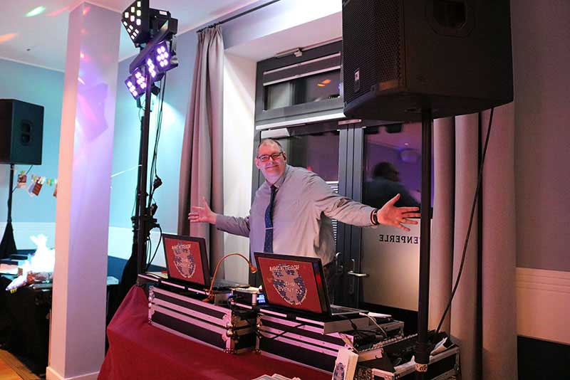 DJ Marco Mitteldorf bei einer Veranstaltung DJ Marco Mitteldorf am DJ-Pult bei einer Veranstaltung