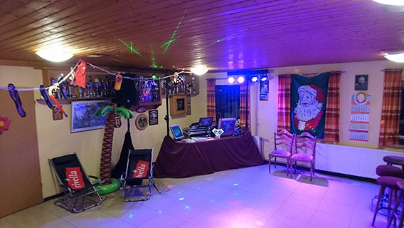 DJ Aufbau bei einer Weihnachtsfeier DJ Aufbau bei einer Weihnachtsfeier mit festlicher Dekoration
