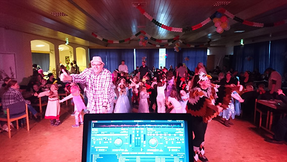 Kinderfasching in der Grundschule Kinderfasching in der Aula der Grundschule in Deutsch Evern mit tanzenden Kindern