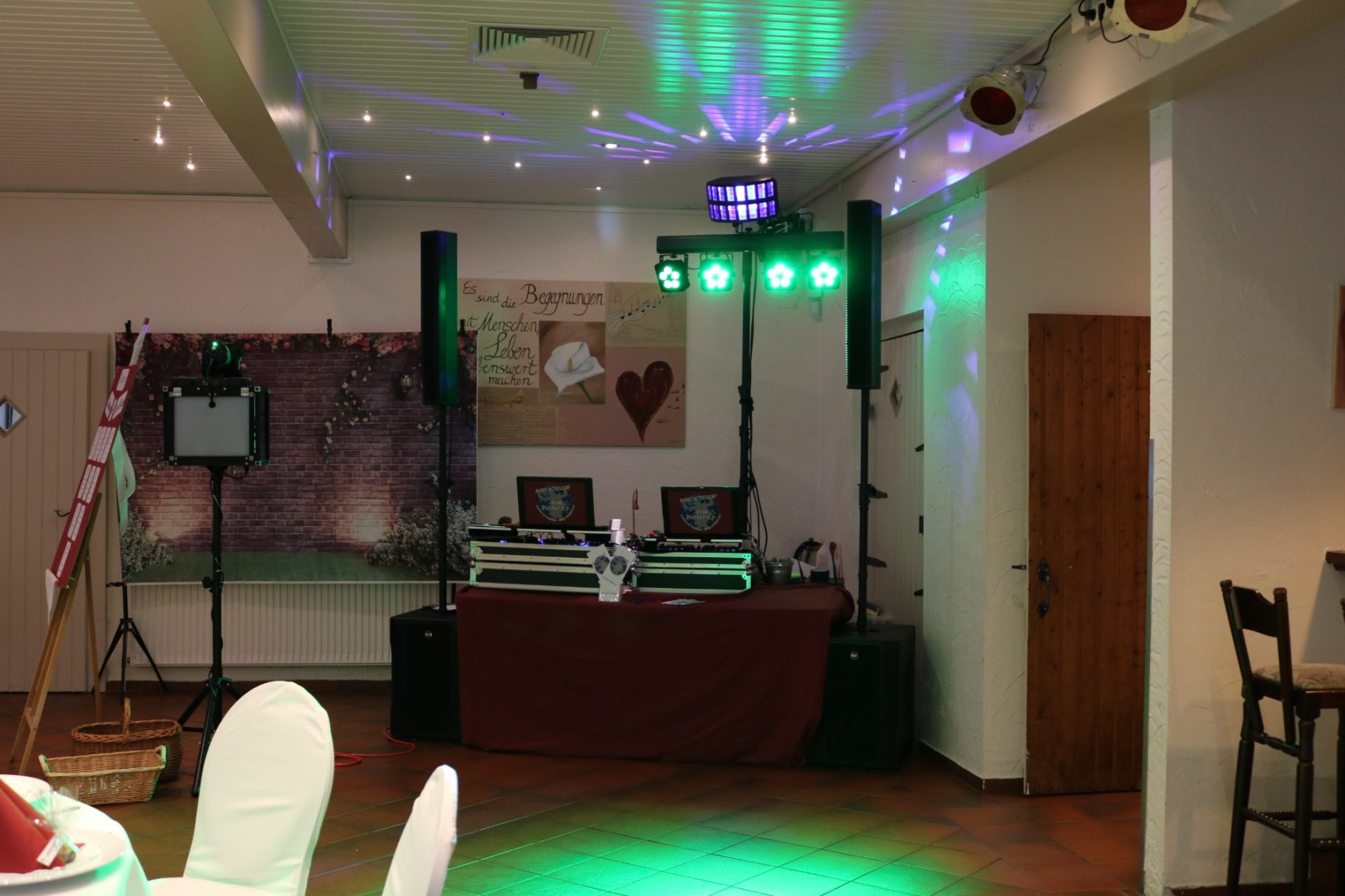 DJ Aufbau und Lichttechnik DJ Aufbau mit professioneller Beleuchtung bei einer Feier