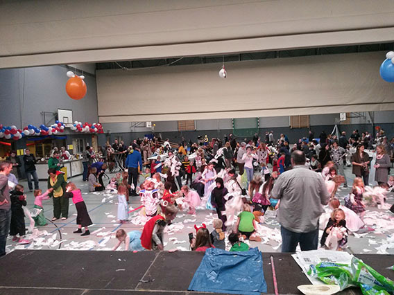 Fasching beim MTV Lüneburg Faschingsfeier vom MTV Lüneburg in der MTV-Halle mit vielen Gästen
