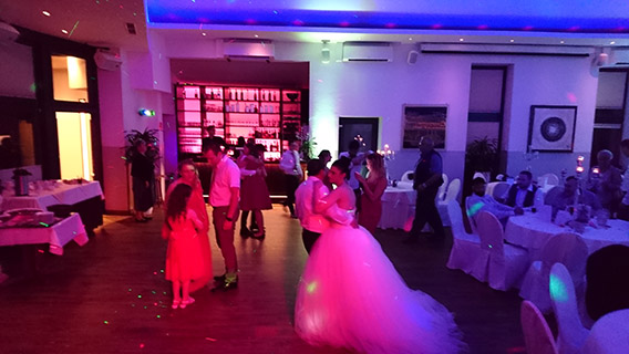 Hochzeitstanz Hochzeitspaar tanzt gemeinsam auf der Tanzfläche